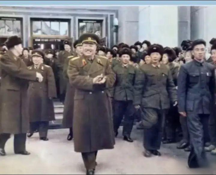 1960年初冬，贺龙元帅在军事工程学院，与战友们亲切交谈。他眉眼含笑，举手投足间