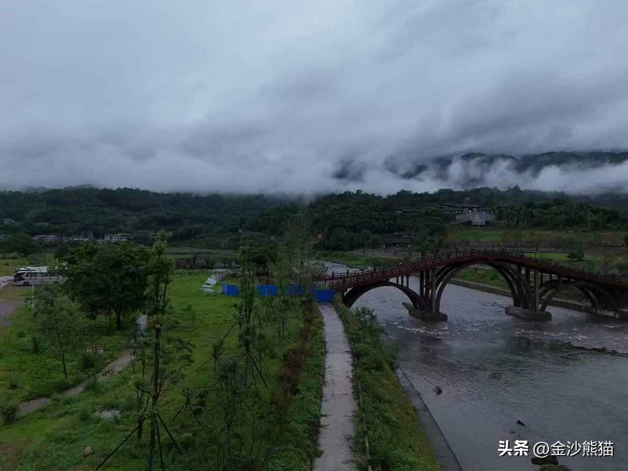 烟雨柳江光明寺，空中远眺。
成都老年人协会摄影专委会
图文原创：刘德勋
组图编辑