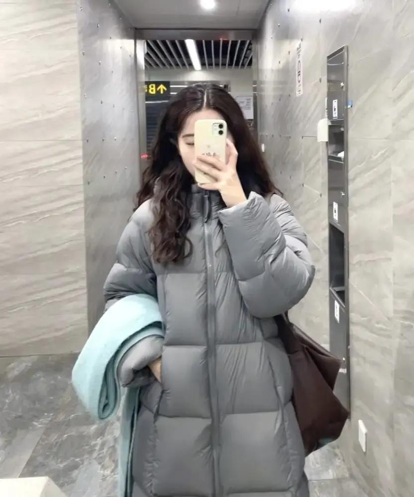 灰色羽绒服，穿一次就像穿了五年。
 
干洗店老板最烦它，退回来一堆，油渍水痕像焊