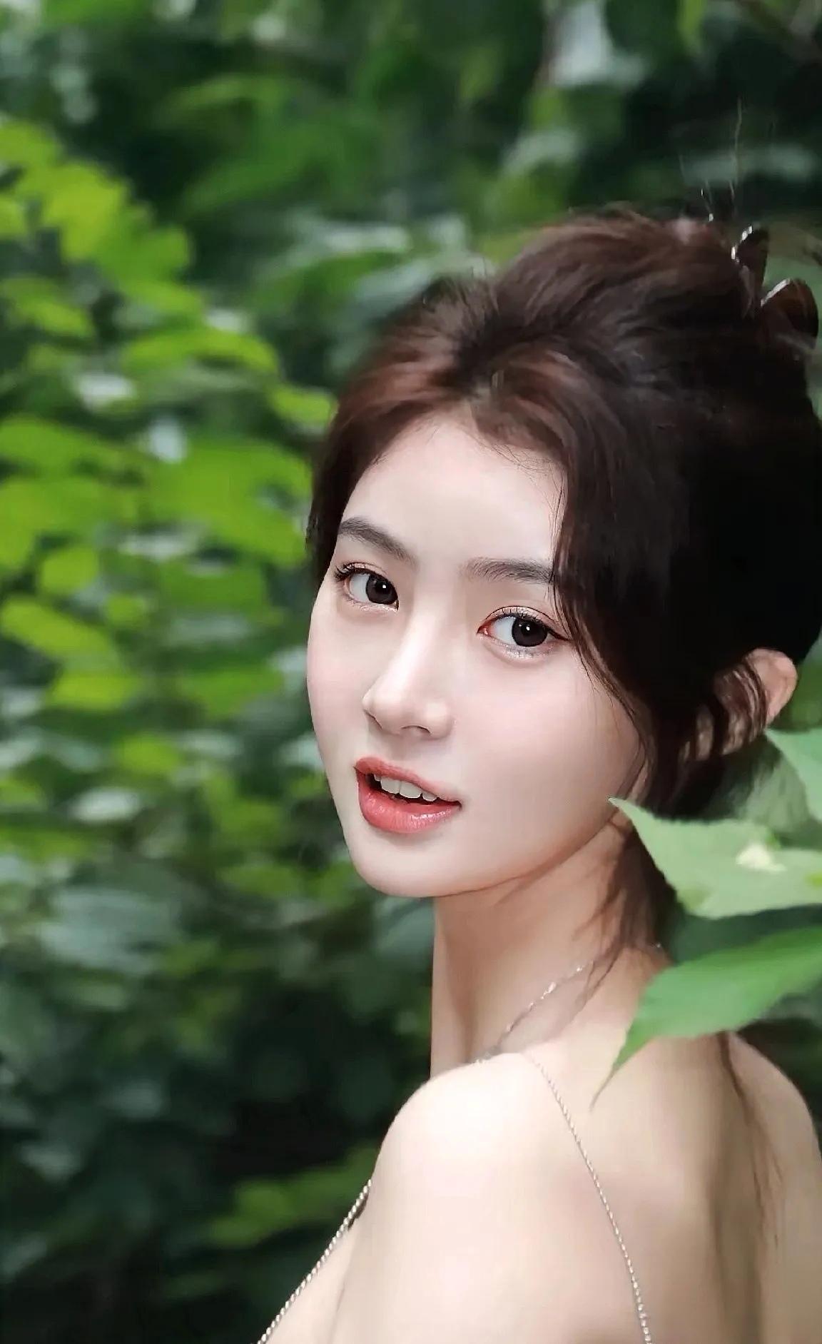 绿意盎然中，她宛如仙子般降临，惊艳了整个夏天自然清新美少女