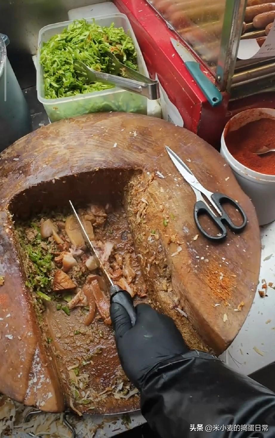 这肉夹馍，案板都快成祖传配料了！
 
刷到一个肉夹馍摊位，我直接看愣了——这案板