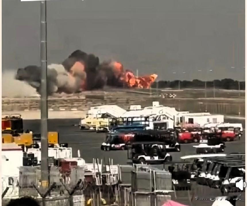 悲了，印度光辉战机迪拜航空展坠毁！
飞行员不幸当场罹难！

迪拜航展最后一天突发