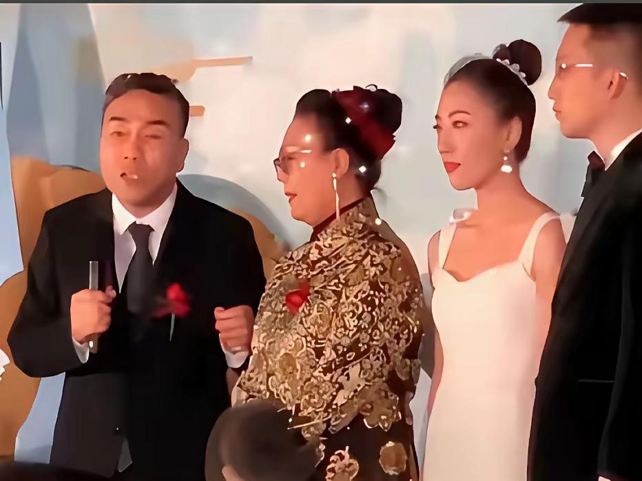 我也来沾沾喜气，
一家四口和和美美。
