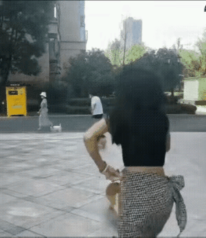 姐姐啊人家是看上了自己的心上人了，你还拉得住吗？常言道爱情的力量最大啊！