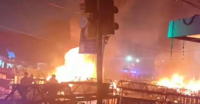 现在压力已经全部砸在莫迪头上了。2025年11月的新德里红堡地铁站自杀式爆炸事件