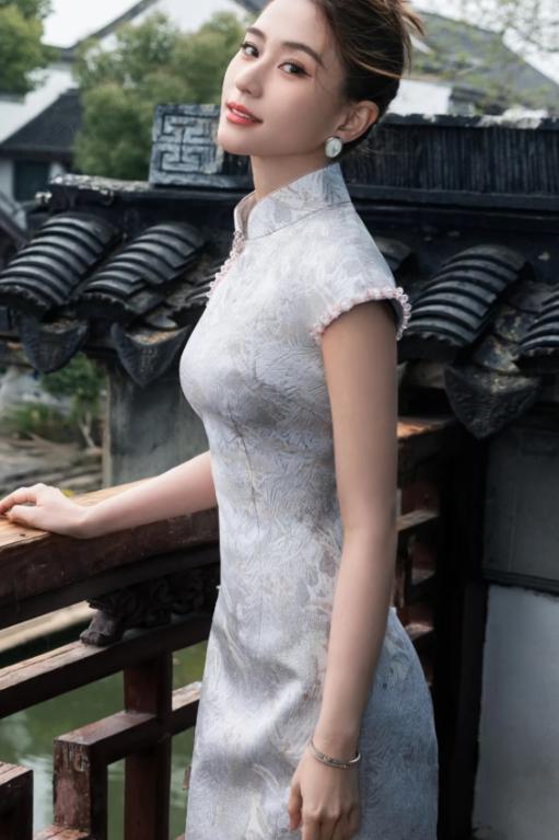 说实话，看完何超莲和窦骁这么多年的感情，真的忍不住想说一句她真的太糊涂了。她已经