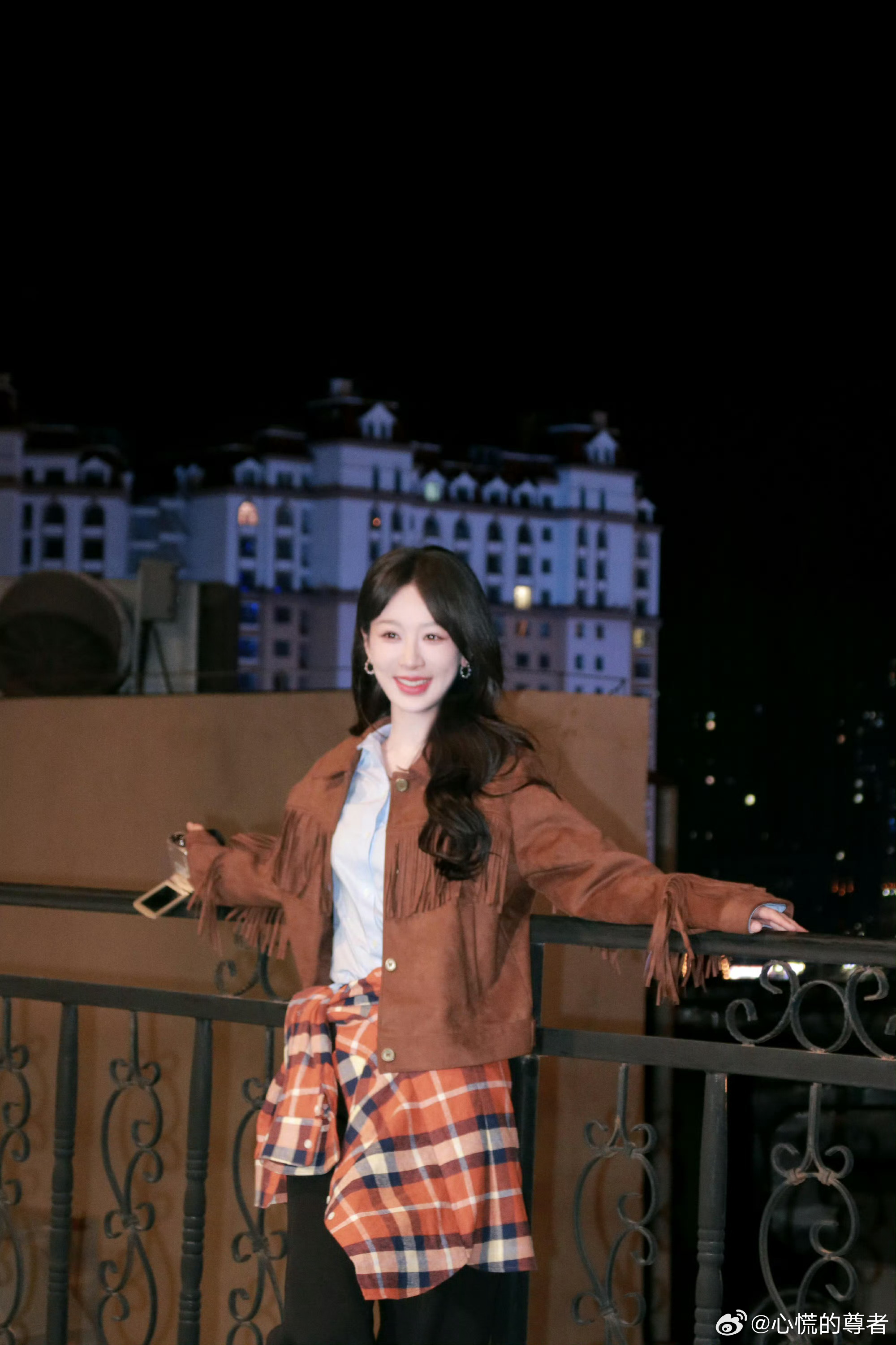 杨紫天台随拍杨紫开始穿秋装了小紫你美！杨紫 风里有秋天的味道啦 ​​​