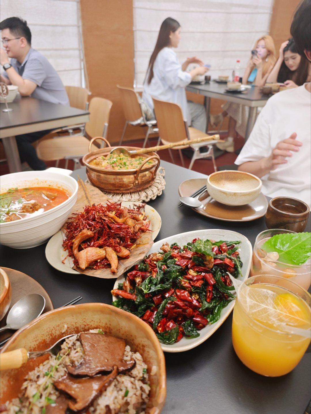 今天和朋友来MORNING GOOD吃饭，我还是第一次来这家店，环境不错，就是二