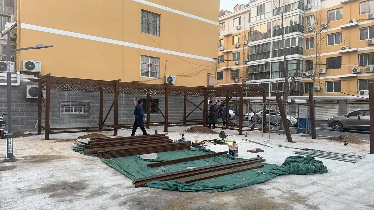 防腐木廊架安装施工。施工现场实拍 施工 防腐木廊架安装施工指南防腐木廊架的安装是