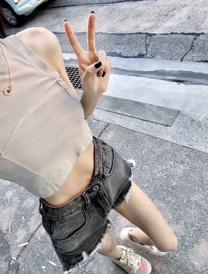 “ 要继续长成厉害的大人，和永远是万事胜意的女孩。” ​​​​ ​​​