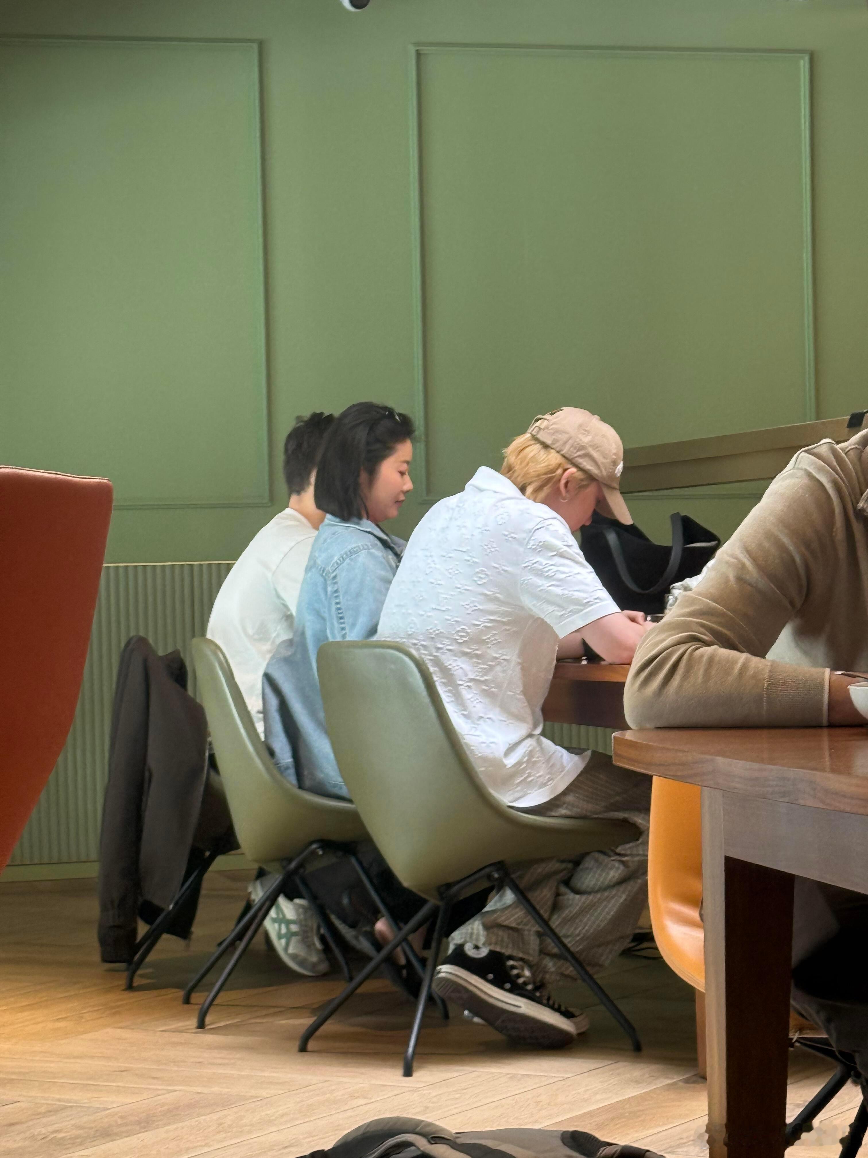 米兰机场偶遇徐明浩网友米兰机场偶遇徐明浩 网友就这样在米兰机场偶遇徐明浩 