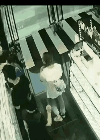 男女有别，女的特别是美女摸错了，男的也许还挺高兴，可换作女的就不行了，非的骂你一