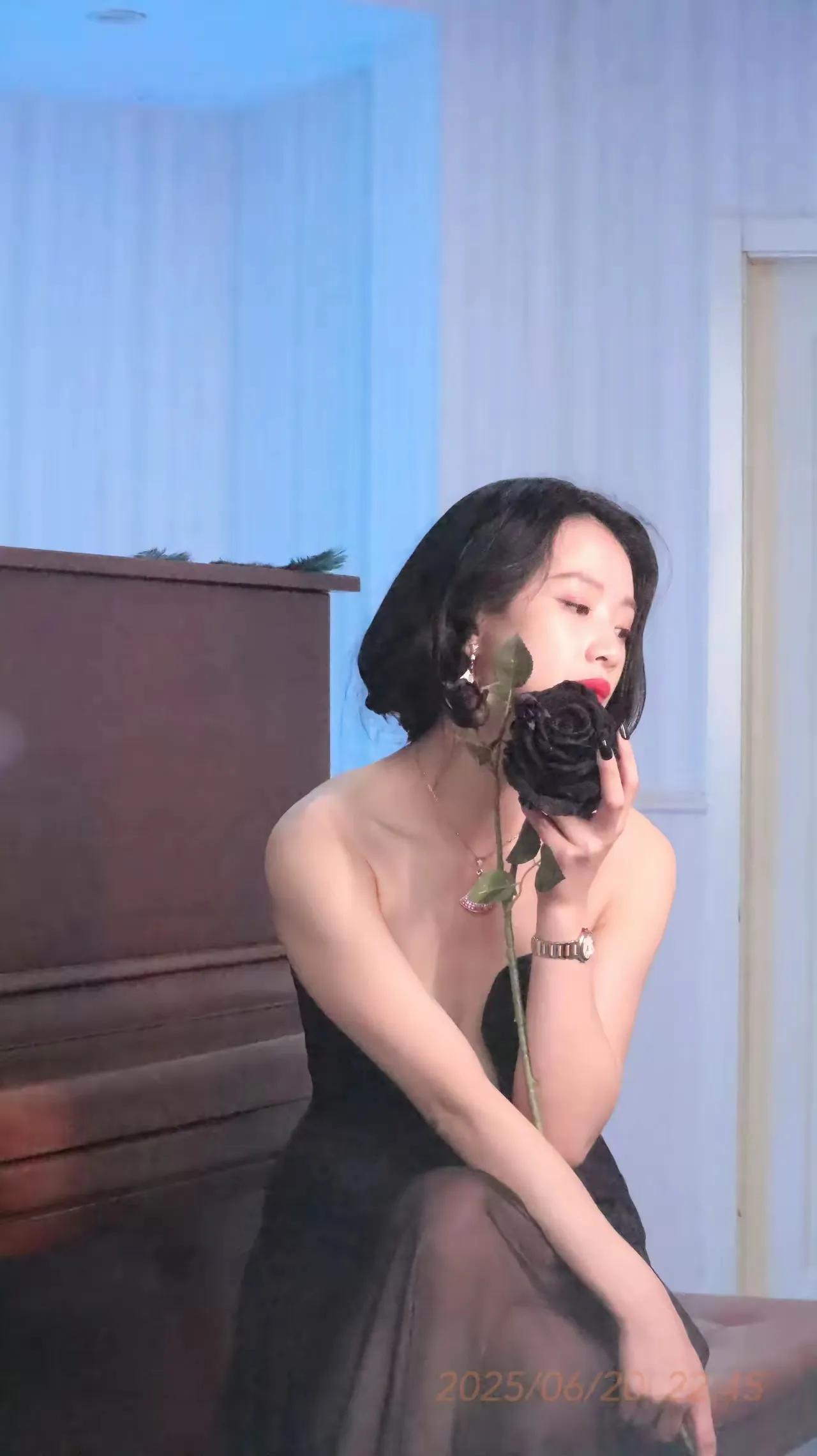 李梦，虽然口碑不好，但演技一流。

虽然，颜值一般，但却很有韵味。
虽然，身材一