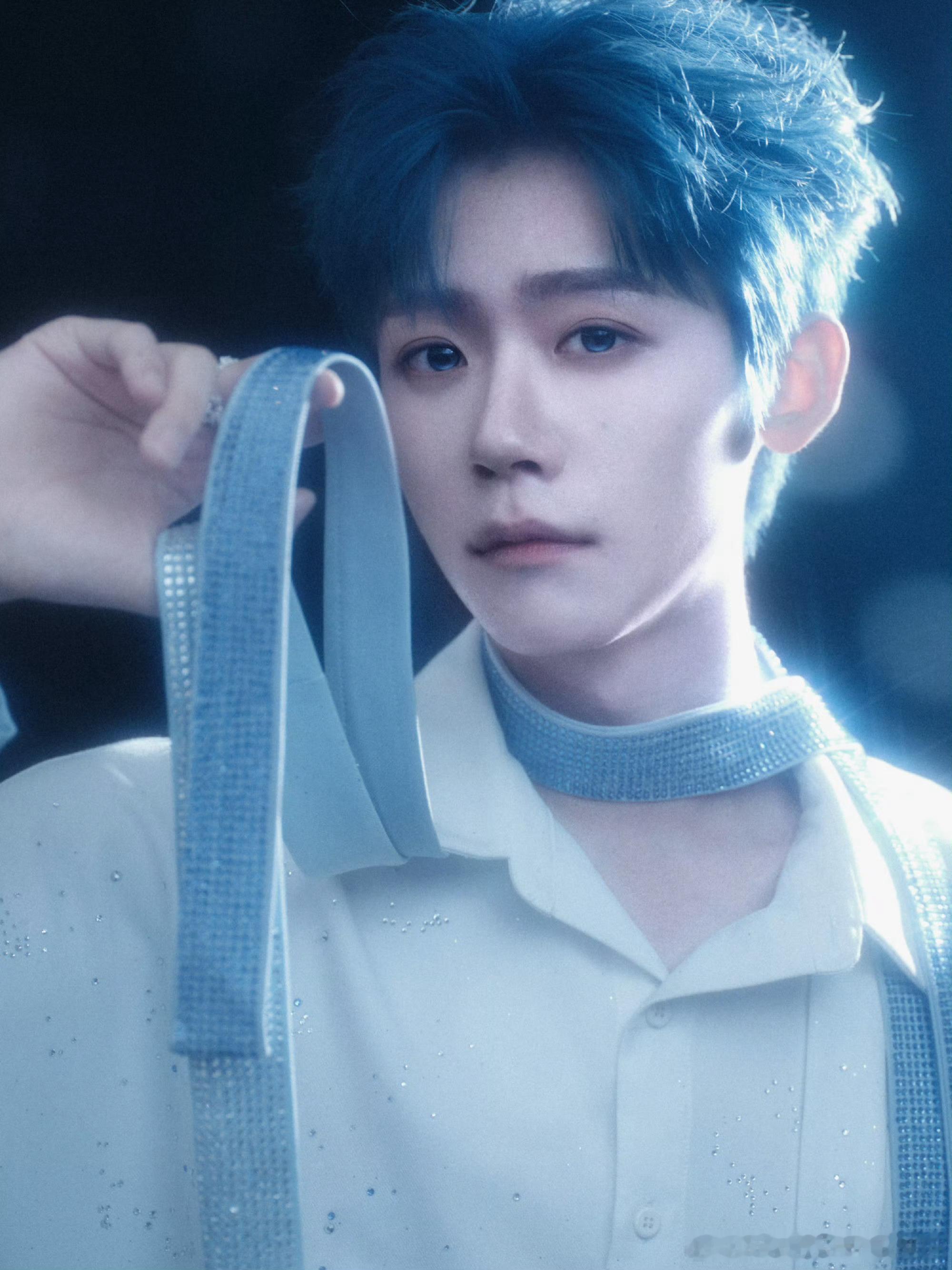 李卿绅士礼李卿飞吻这一下沦陷在李卿这一记飞吻绅士礼里啦🥺清冷蓝发宛如漫画少年，