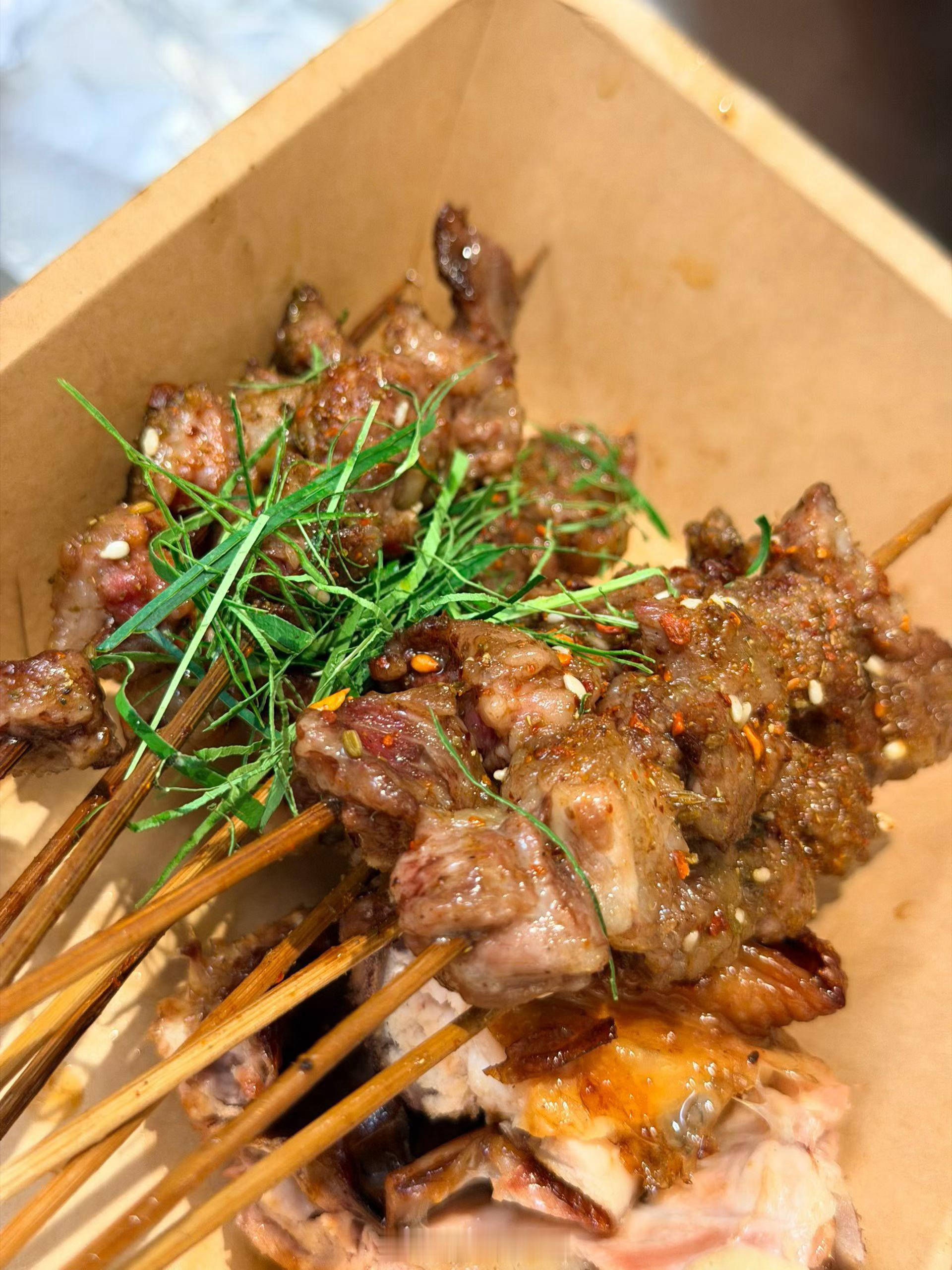 终于来打卡的烧鸡店啦！味道比之前天台的时候进步超级大！好吃😋！吃大运烧鸡，享尊