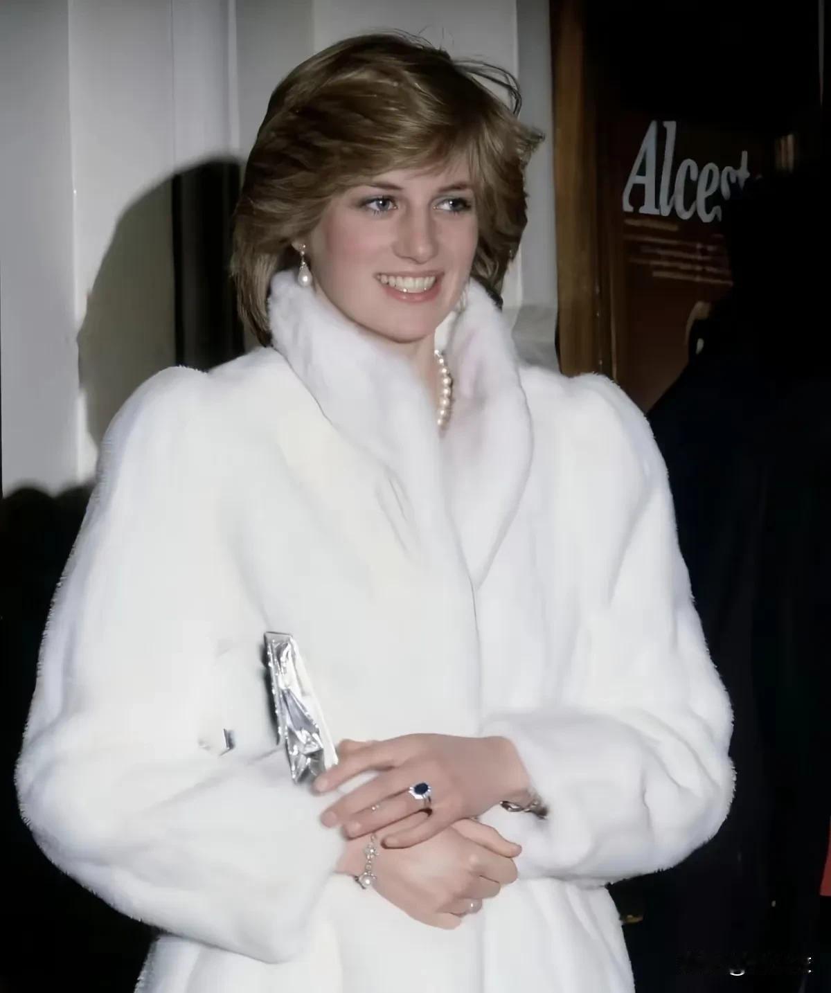 戴安娜当年就是太年轻了，小姑娘没啥经历，恋爱脑，唉，如果知道忍让知道鱼和熊掌不可