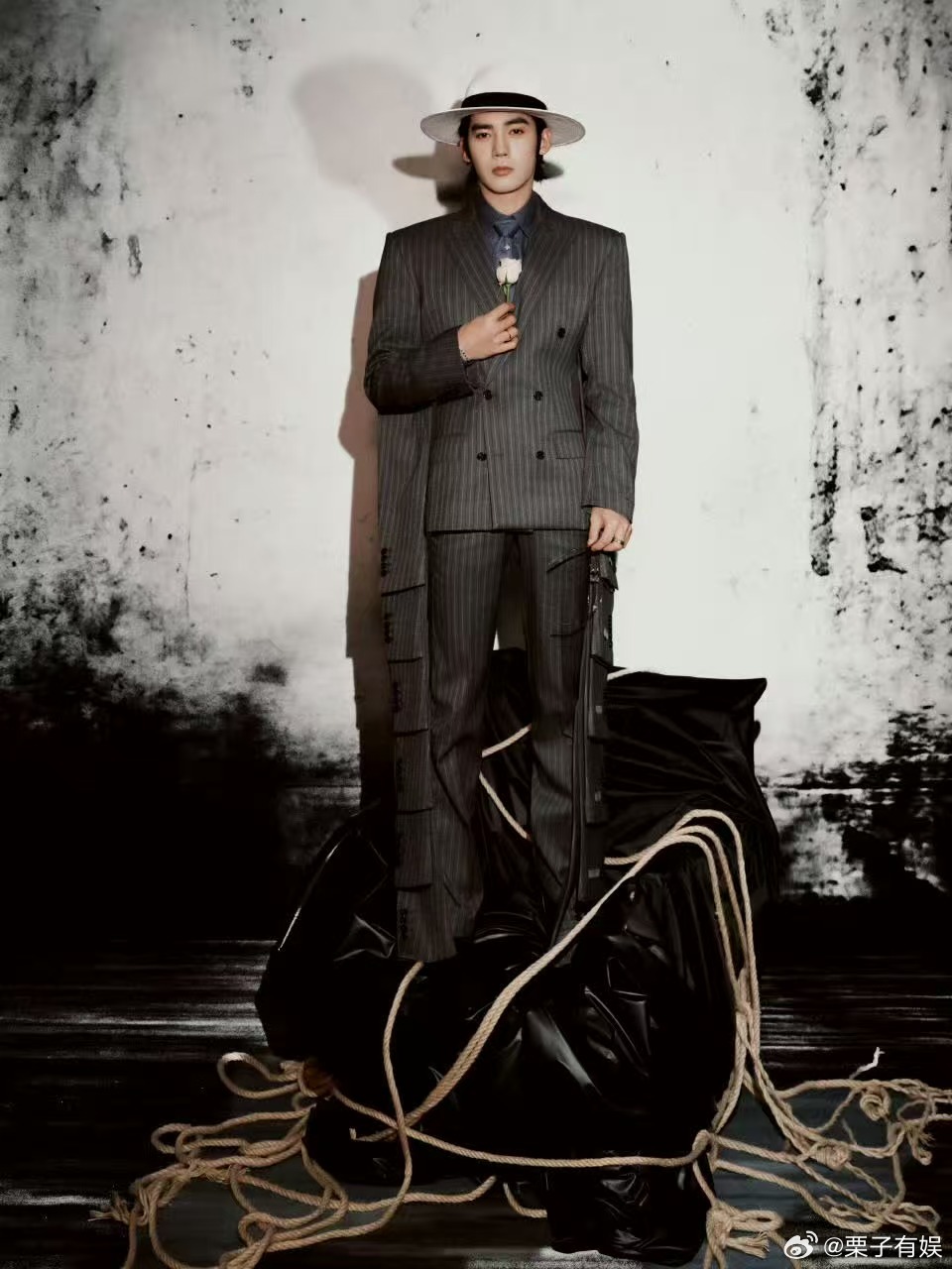 于适遮脸长发于适条纹西装于适条纹西装，帅，