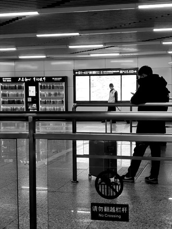 总有人觉得人没有朋友很可怜，我却不这么看。现在社交看似热闹，能真正聊得来的却少之