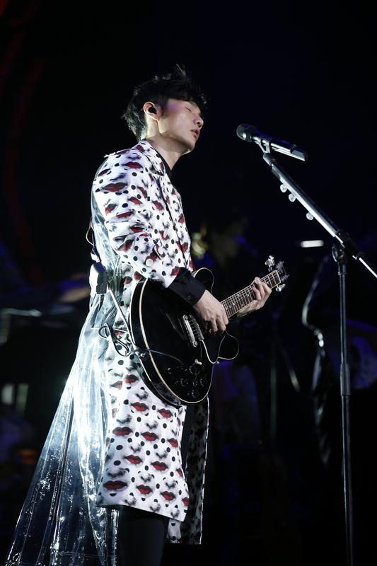 单依纯向李荣浩道歉你怎么看 单依纯向李荣浩道歉这事儿挺值得琢磨。先是热搜空降，道