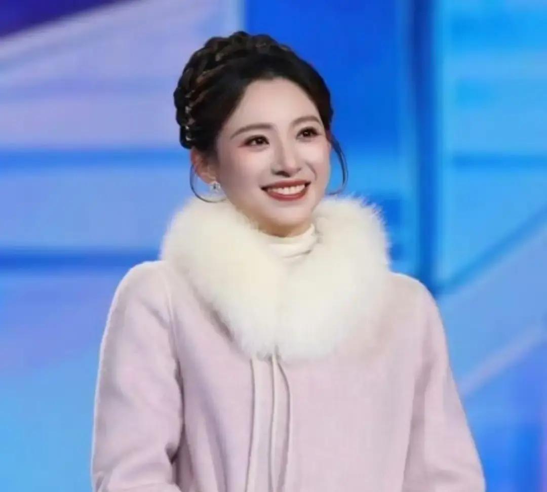 零下8度穿短裙唱歌？央视直接掀桌
 
后台恒温28度，羽绒服上台秒变高定。别的台