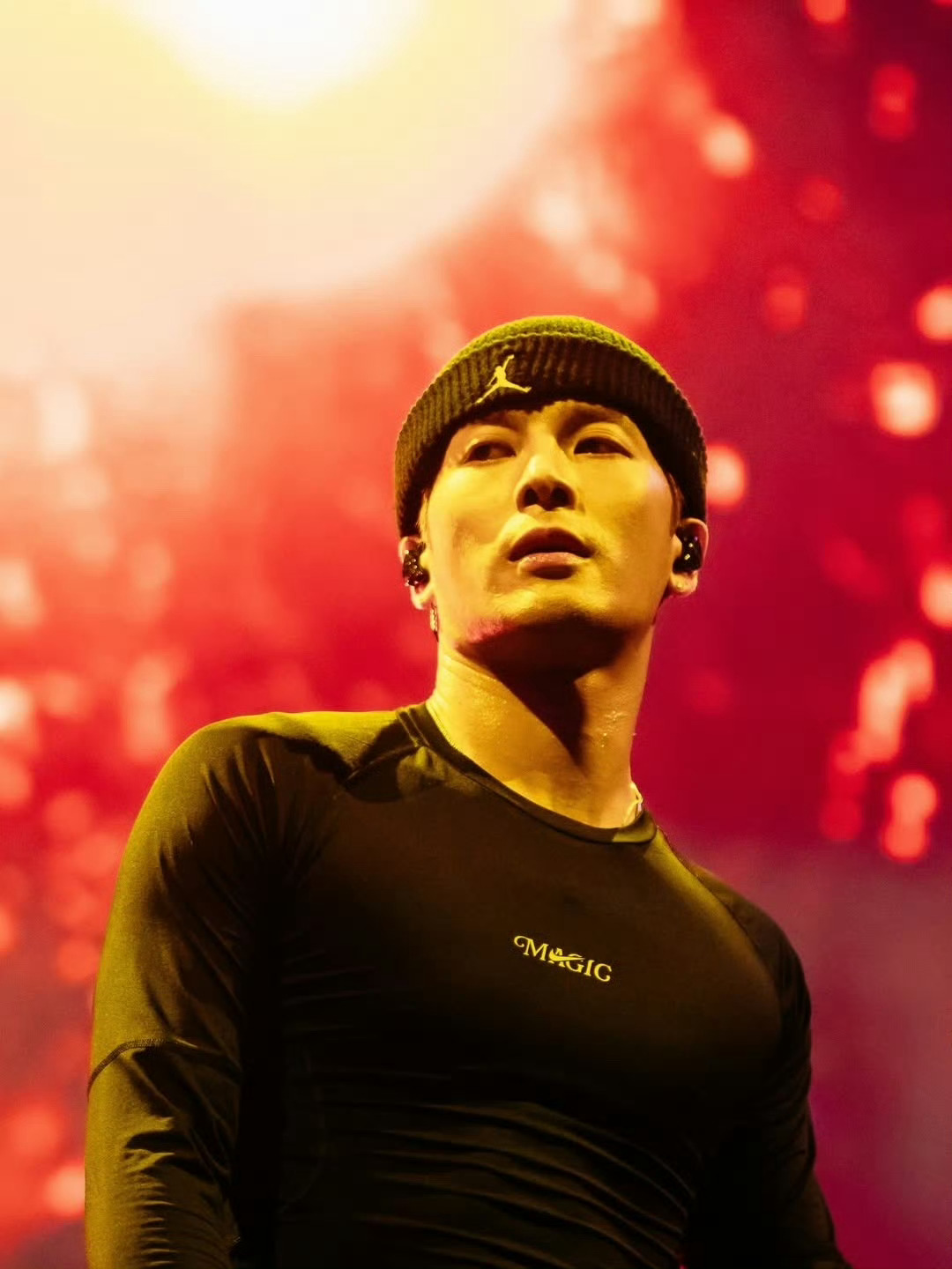 王嘉尔拉美现场硬控几万人 谁被这场面震撼到？王嘉尔在拉美音乐节硬控几万人，全开麦