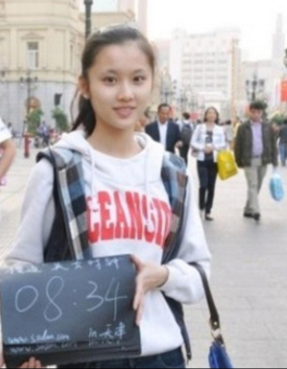 张慧雯这是张慧雯大二放假时在天津旅游，被一个剧组一眼看中，临时抓去当路演的。难得