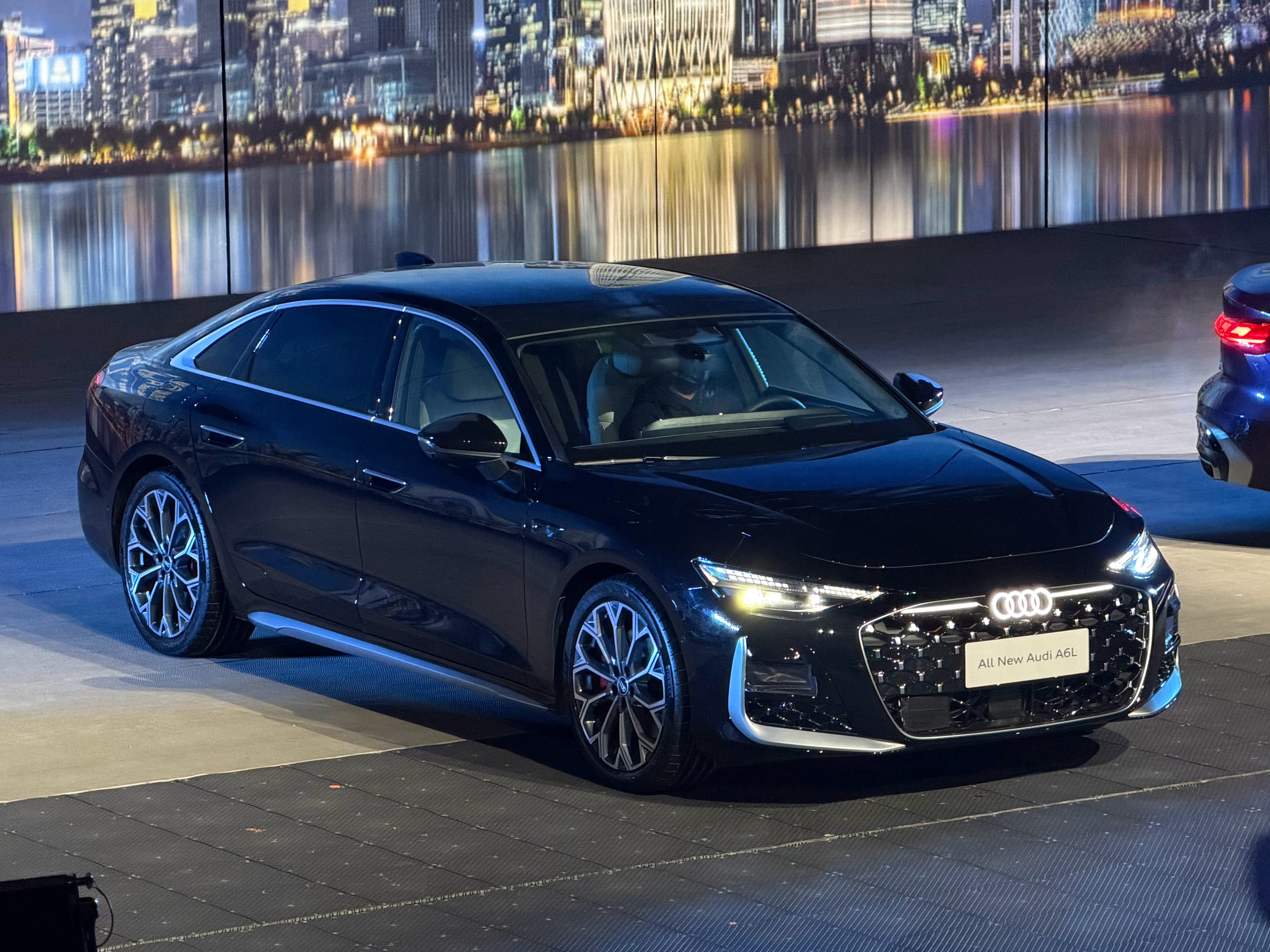 全新奥迪A6L一个小细节，你们猜干什么用的？ 汽场全开