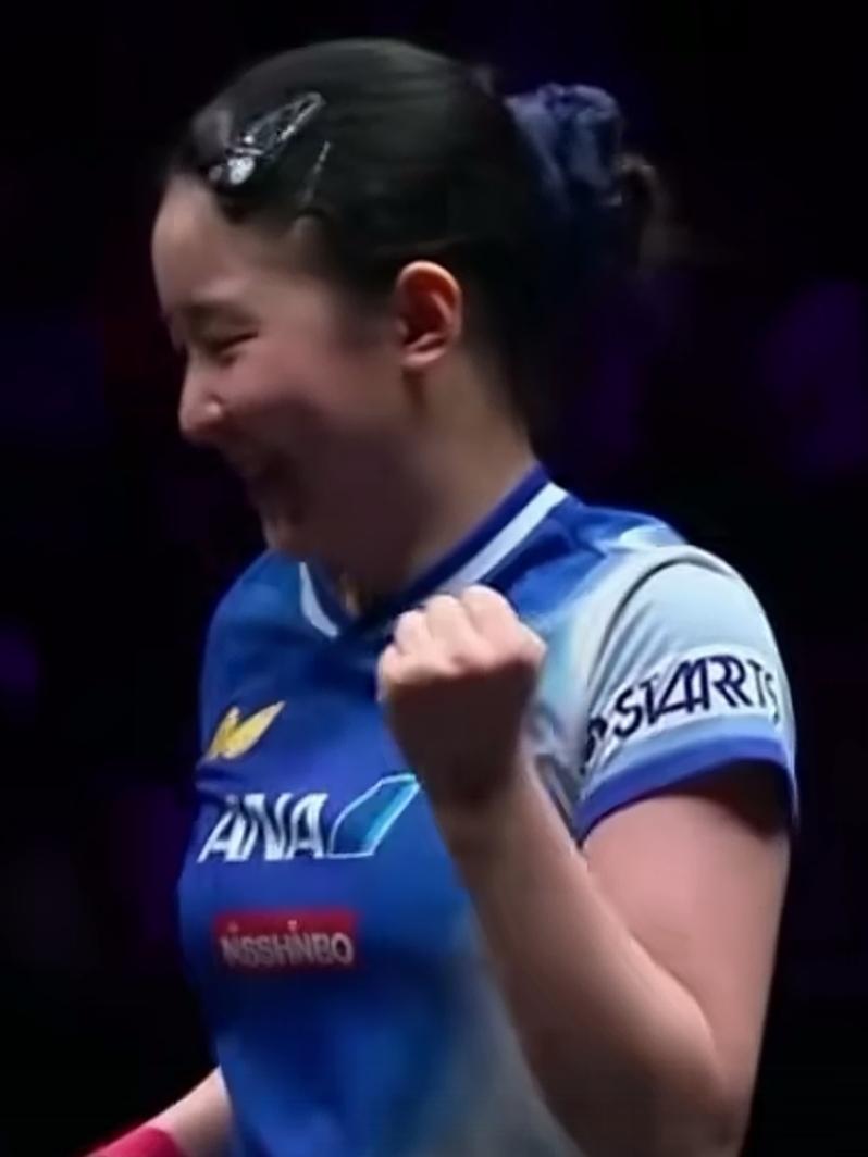 澳门世界杯，张本兄妹俩真受欢迎呀！
      张本智和打比赛，现场观看的人一下