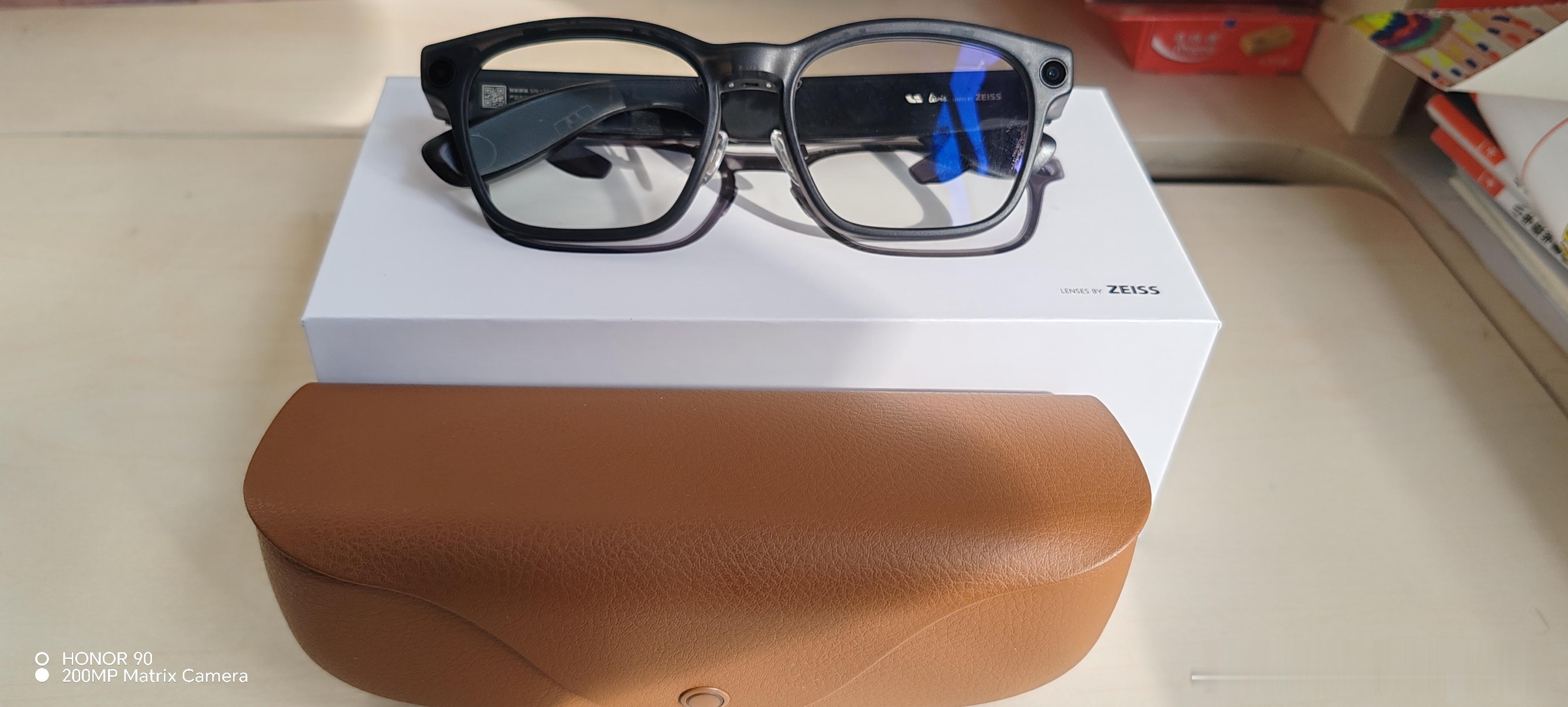 终于终于收到了，质感还不错，眼镜整体很轻，颜值有个8-9分吧。大家觉得呢？好物推