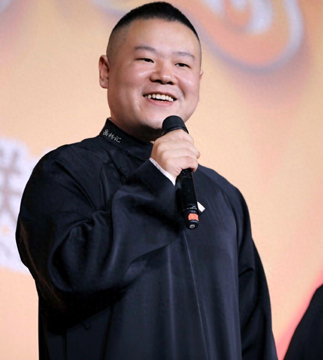 岳云鹏自从跟着郭德纲学习相声，并因此出名后，便接到了发小想要借钱的电话：“我妈住