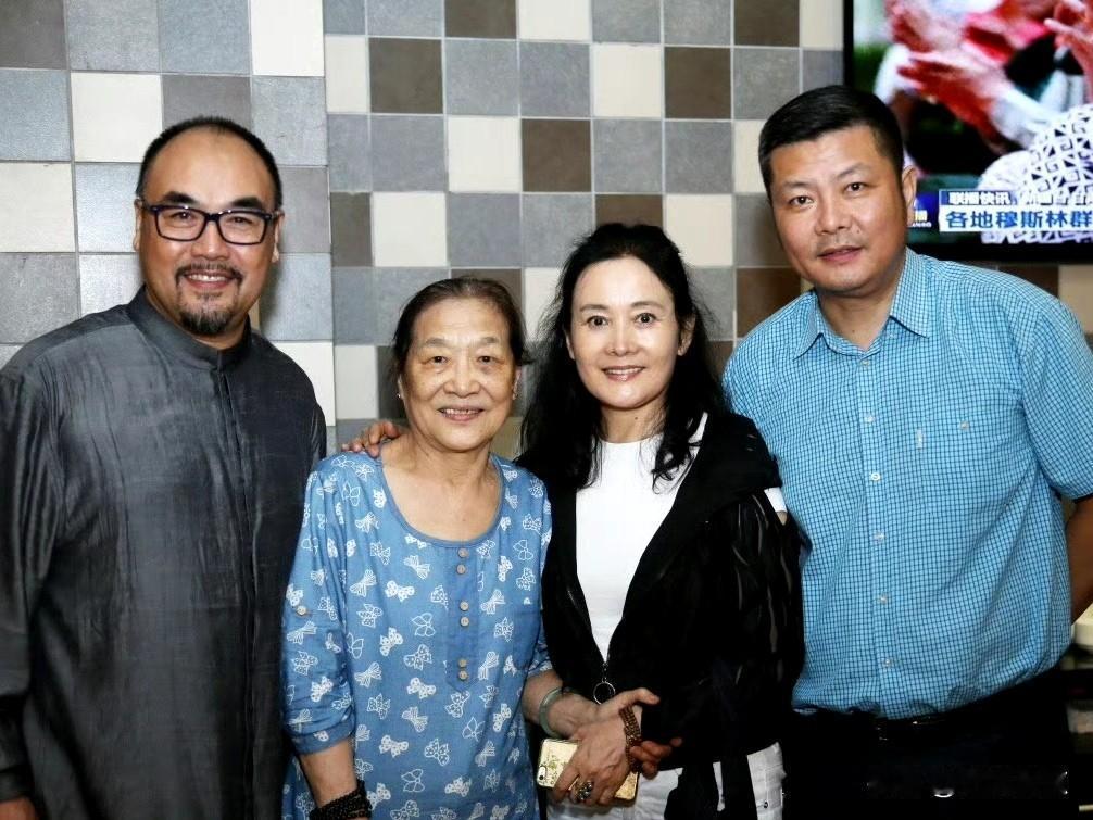 北京电影学院老师李苒苒（左二）与她的学生重逢合影。
三位学生在八十年代都是当红的