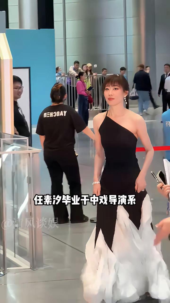 任素汐这波操作，直接把“失意”玩成了“高光”。
 
6月27日刚在白玉兰陪跑，转