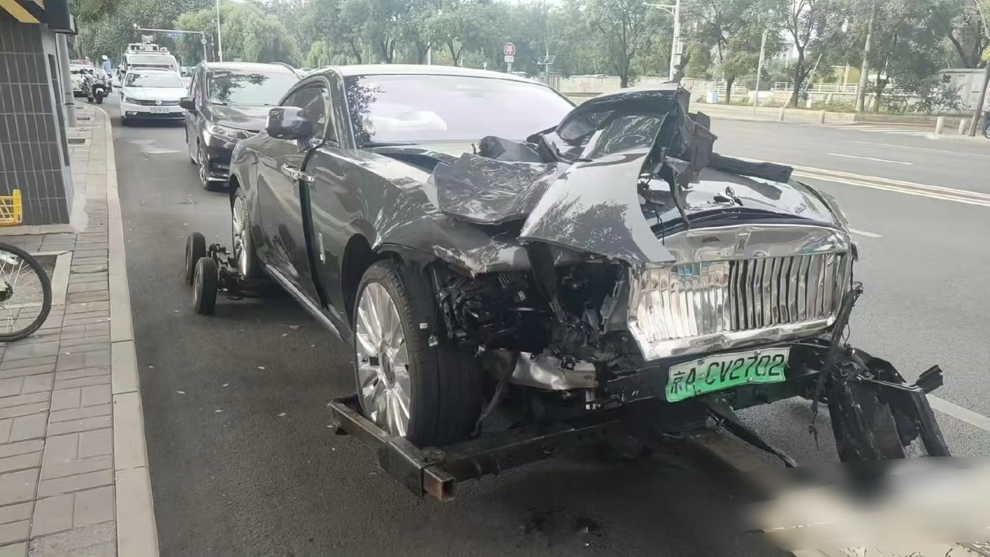 陈震劳斯莱斯发生车祸劳斯莱斯撞上出租车，现场图看着挺惨烈，但万幸人都安全！目前排