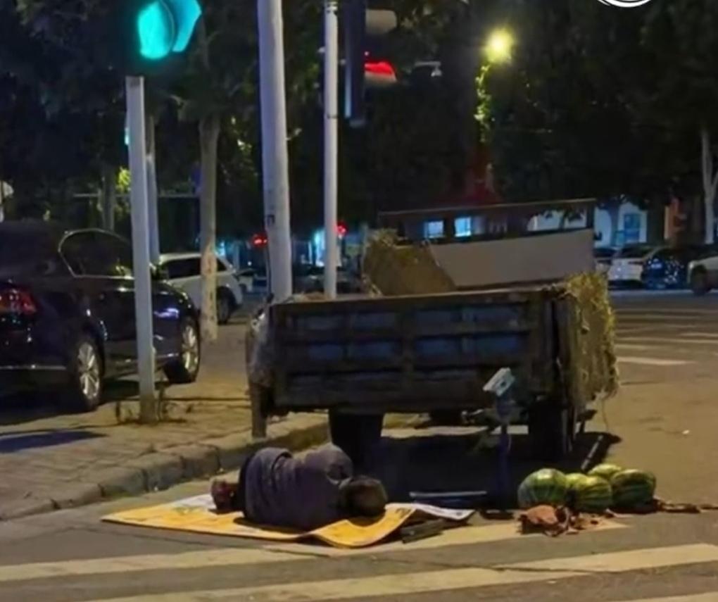 河南郑州的深夜街头，一幕画面看哭了无数网友，平凡的小事，却藏着最动人的温柔。
 