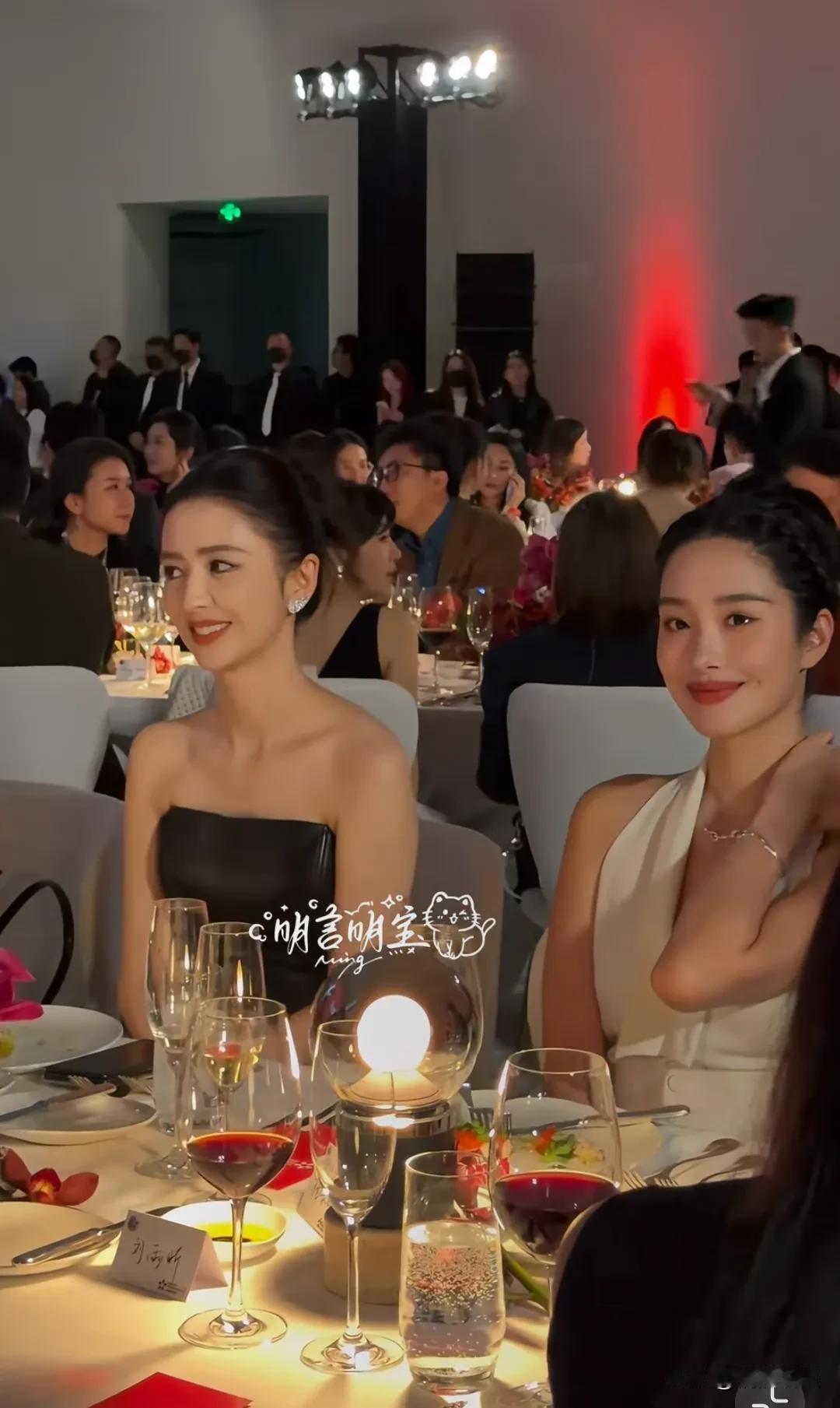 丫丫这脸太权威了吧！
佟丽娅和杨采钰一起出席活动，佟丽娅盘起了头发，露出光洁饱满