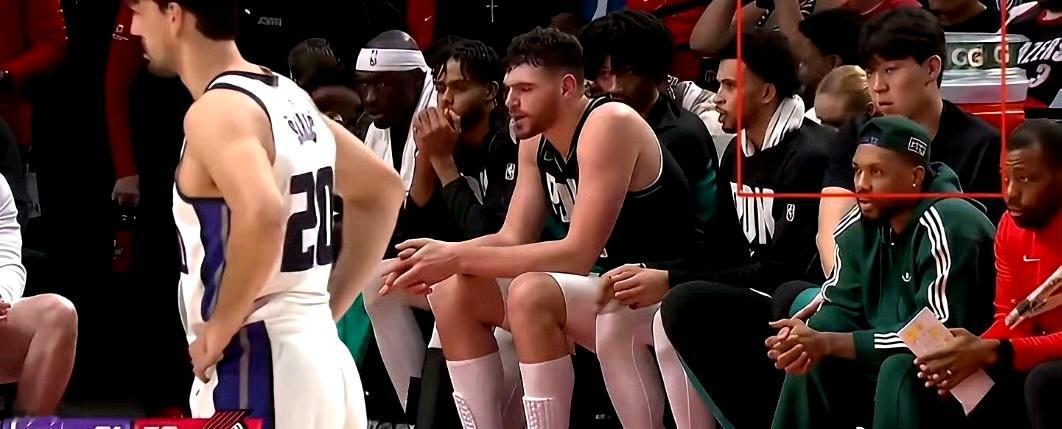 孤独、等待、无奈！杨瀚森眼里写满失望！开拓者还是不信任杨瀚森，杨瀚森坐在替补席，