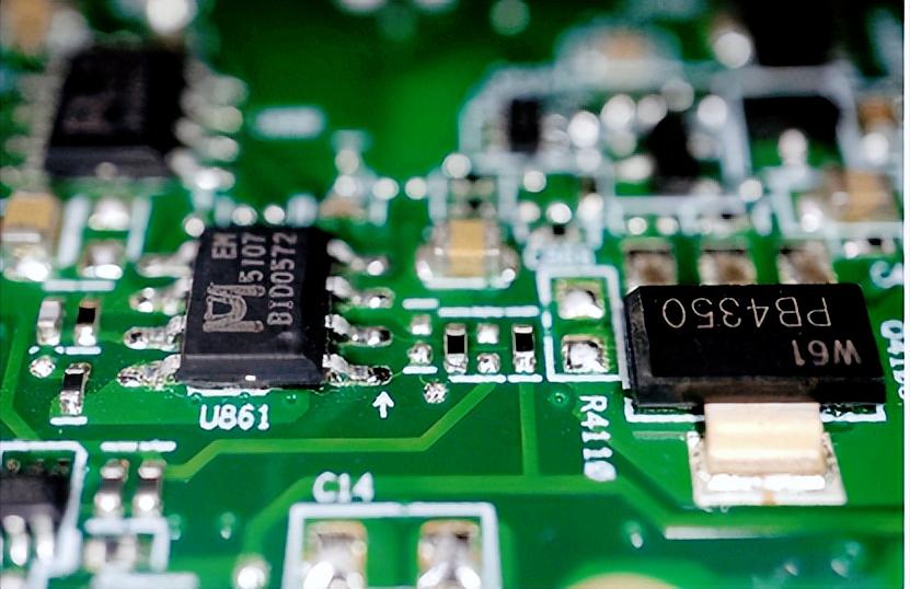 大反转！美国商务部干了件特别离谱的事，刚放出来没几天的AI芯片出口管制草案，居然