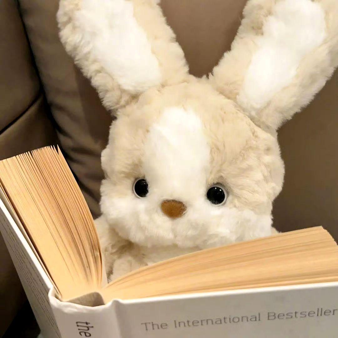 一生或许只是几页不断
在修改和誊抄着的诗篇
从青丝到白发
有人还在灯下
——席慕