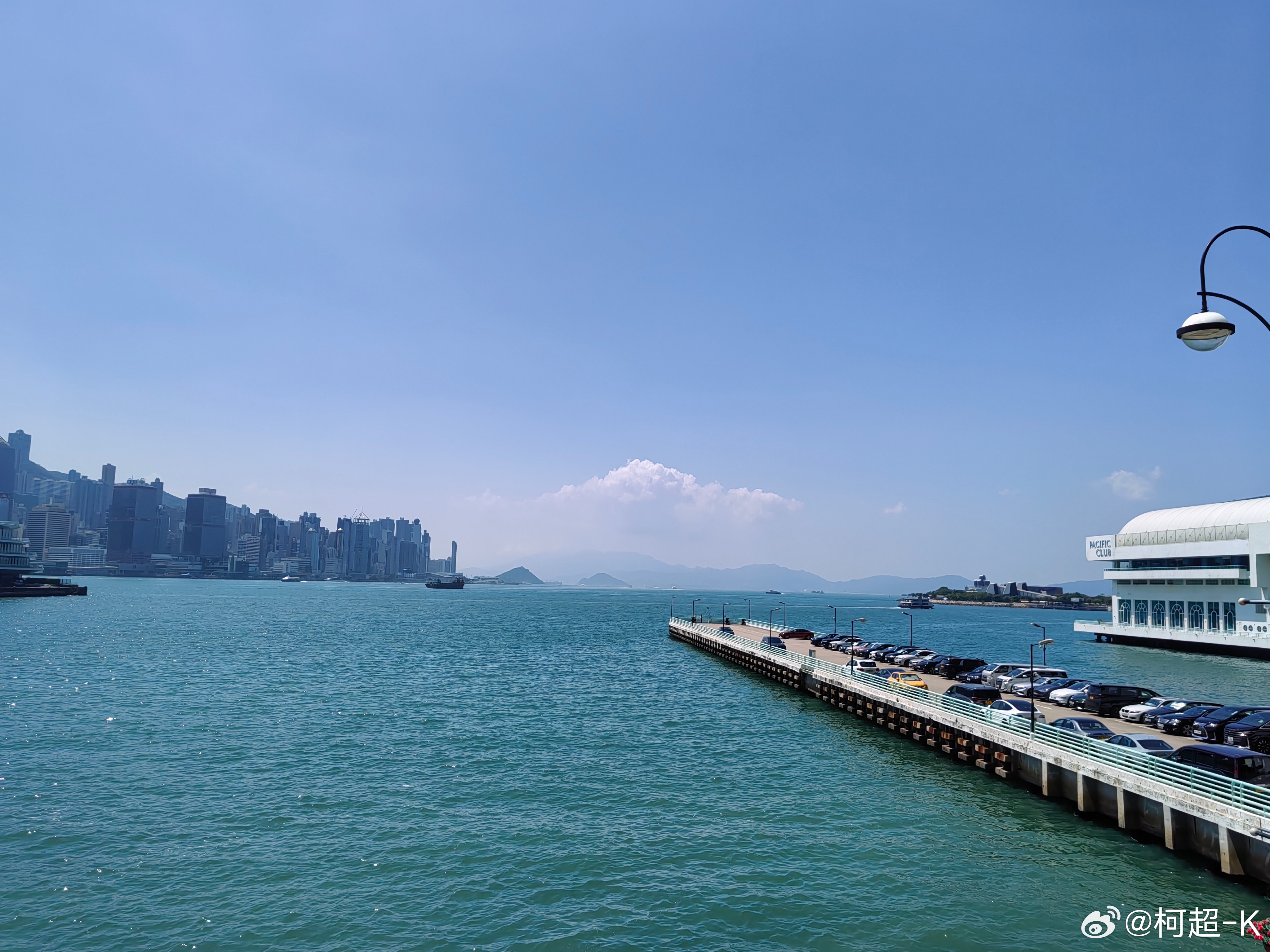 时隔多年，再逛香港海港城。好像没从前那么热闹了，一抬头，维港就在眼前。秋风吹着海