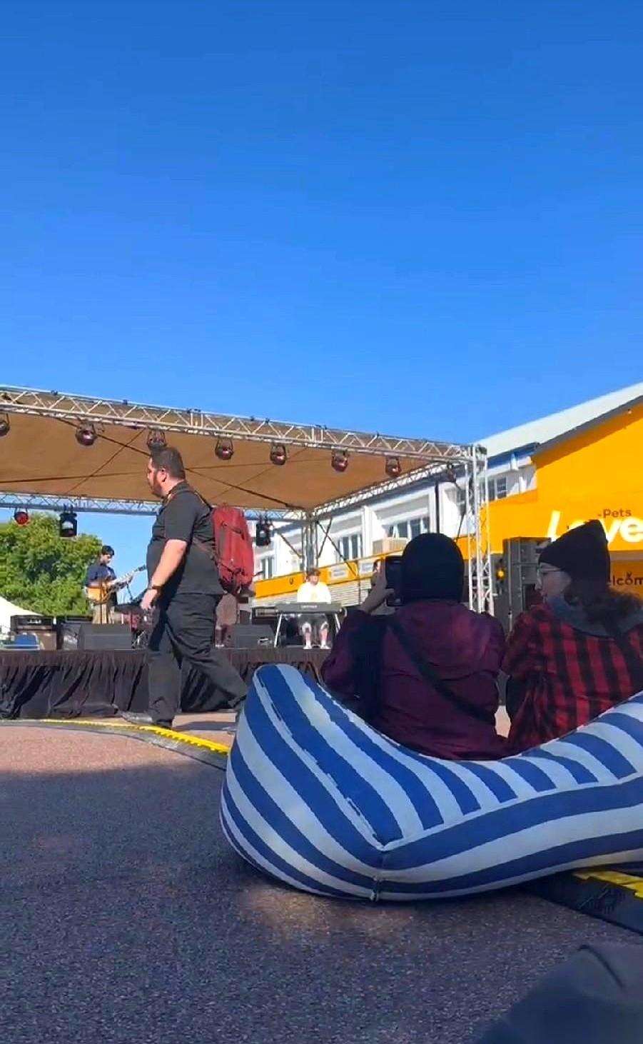 我那瘦成杆儿的大儿子，估计是澳洲牛仔裤店这辈子都无法理解的痛。
真的，让人哭笑不