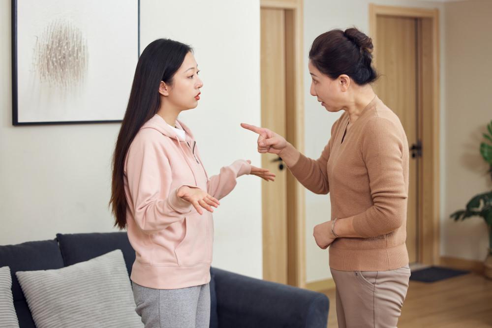 老婆宁离婚也不跟我妈住，我赌气同意，俩月后求复婚，她一句话我懵了
 
我发小陈锋