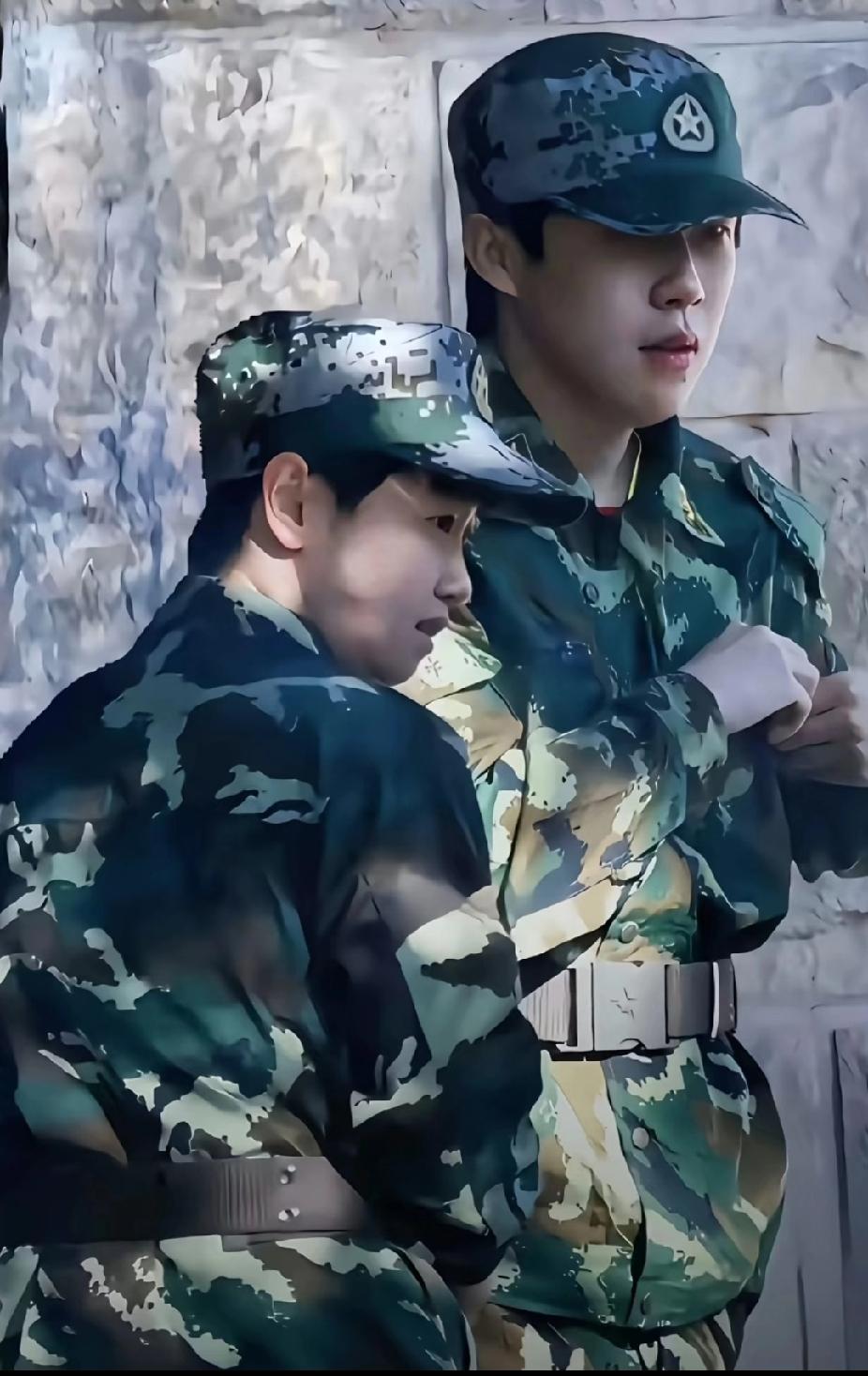 谁的青春不迷彩✨
 
没比赛的日子，全靠刷老图续命！
居然刷到莎头这张军训旧照，