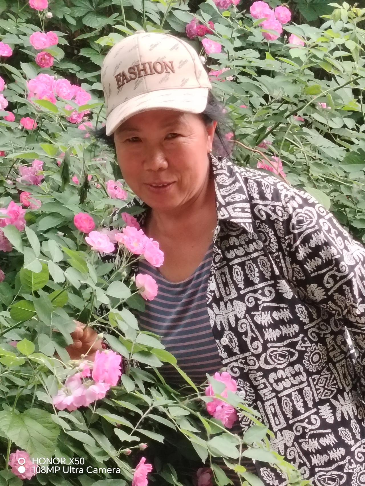 记录我的2026 花丛中的时尚达人，FASHION帽子和印花外套的完美搭配！🌸