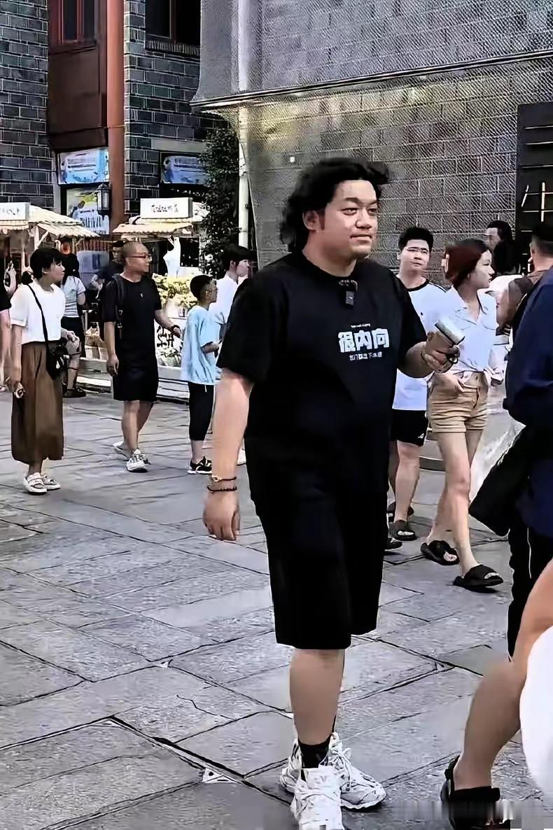 他小的时候就因为拍摄电视剧《大宅门》和《家有儿女》里的夏雨，而成为家喻户晓的童星
