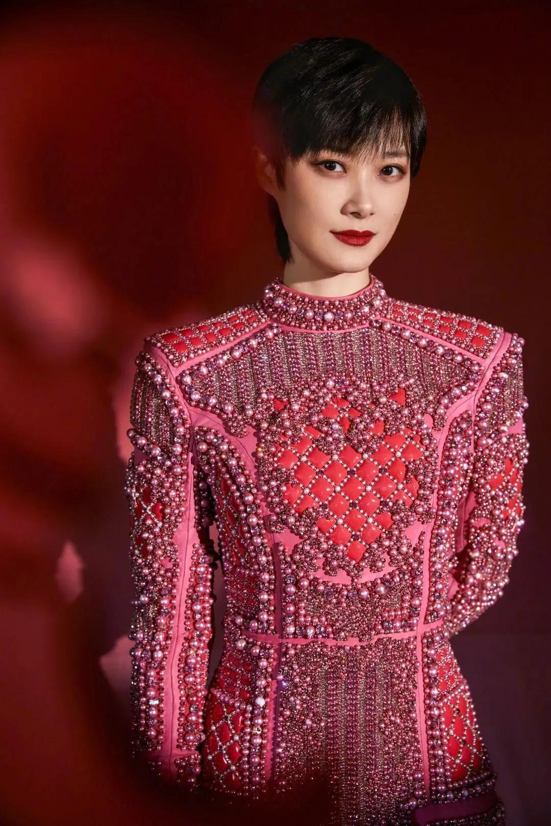 李宇春的粉丝，麻烦出来说说，你们喜欢她哪里？
李宇春，出道即巅峰，超女那一年确实