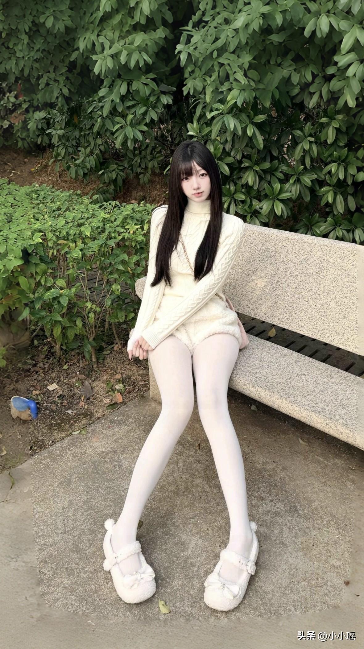 白色丝袜的简约搭配，
完美展现了少女风韵。
不是黑色丝袜不潮流，
而是白色丝袜更