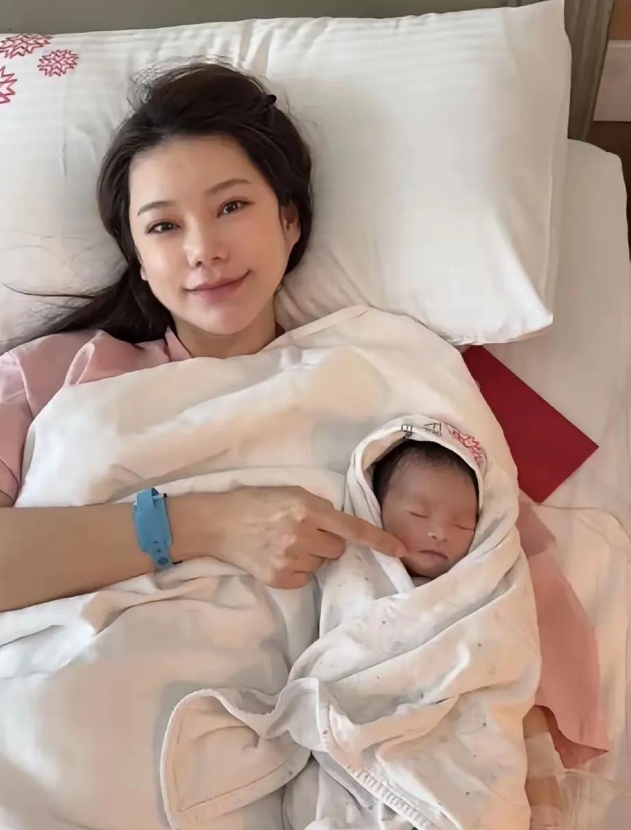 感觉汪小菲再也不会出轨，再也不会背叛家庭了，他刚刚晒娃了，配文:好好工作，带好三