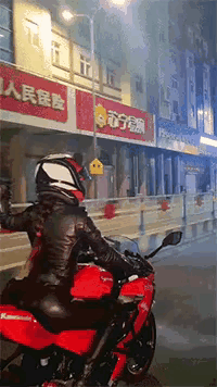 美女这个车不简单啊。