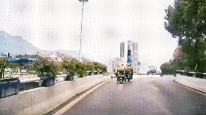 汽车司机都懵了
看错了还是怎么着
头也不回就走了？