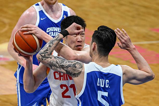 中国队这两场比赛为什么外线能越投越准，讲到底就是战术方面的变化带来的结果。胡金秋